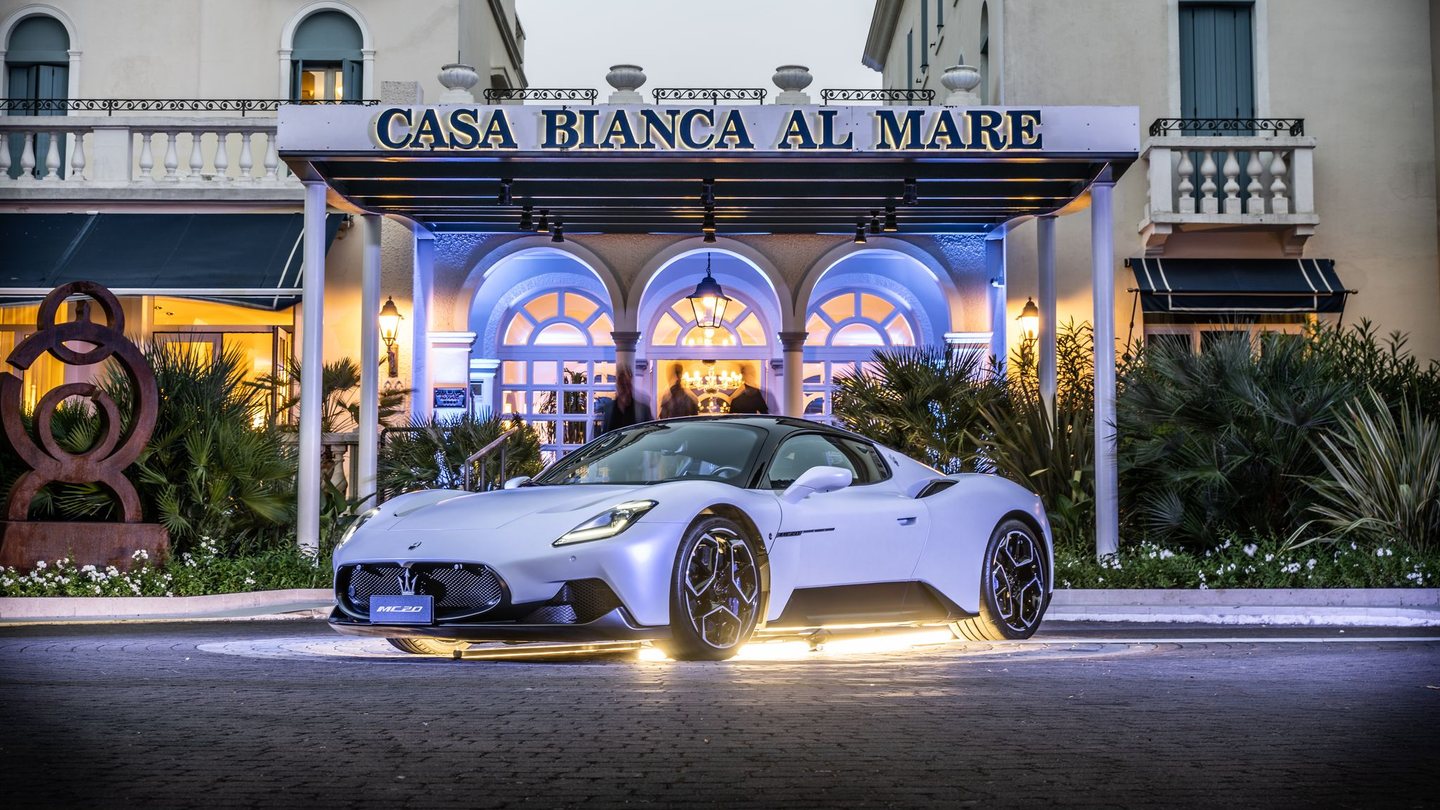 La Maserati MC20 davanti all'hotel Casa Bianca al Mare