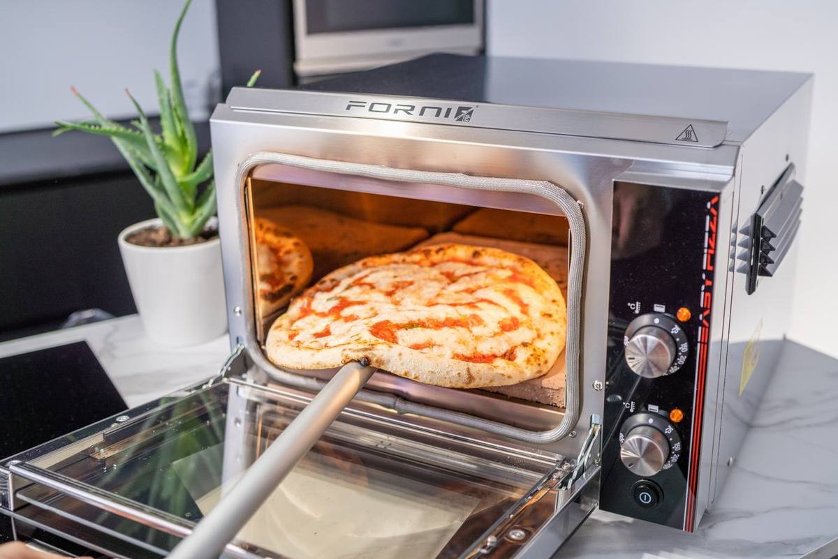 Una pizza dentro il forno Effeuno aperto